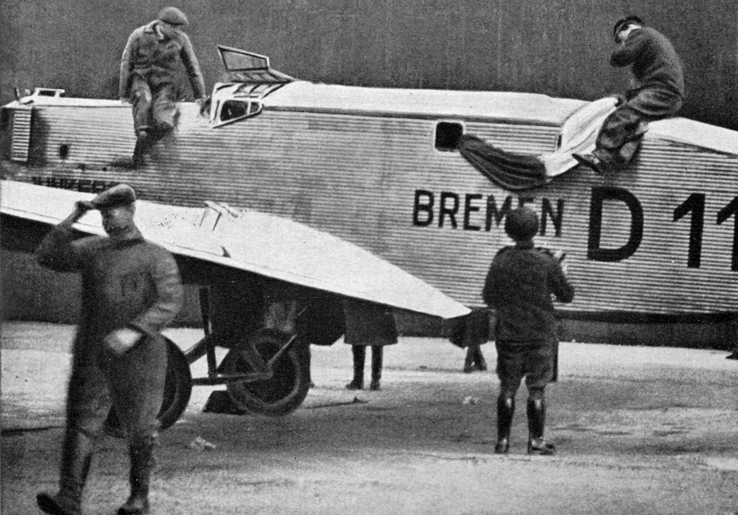 Das Flugzeug „Bremen“ bei den Startvorbereitungen